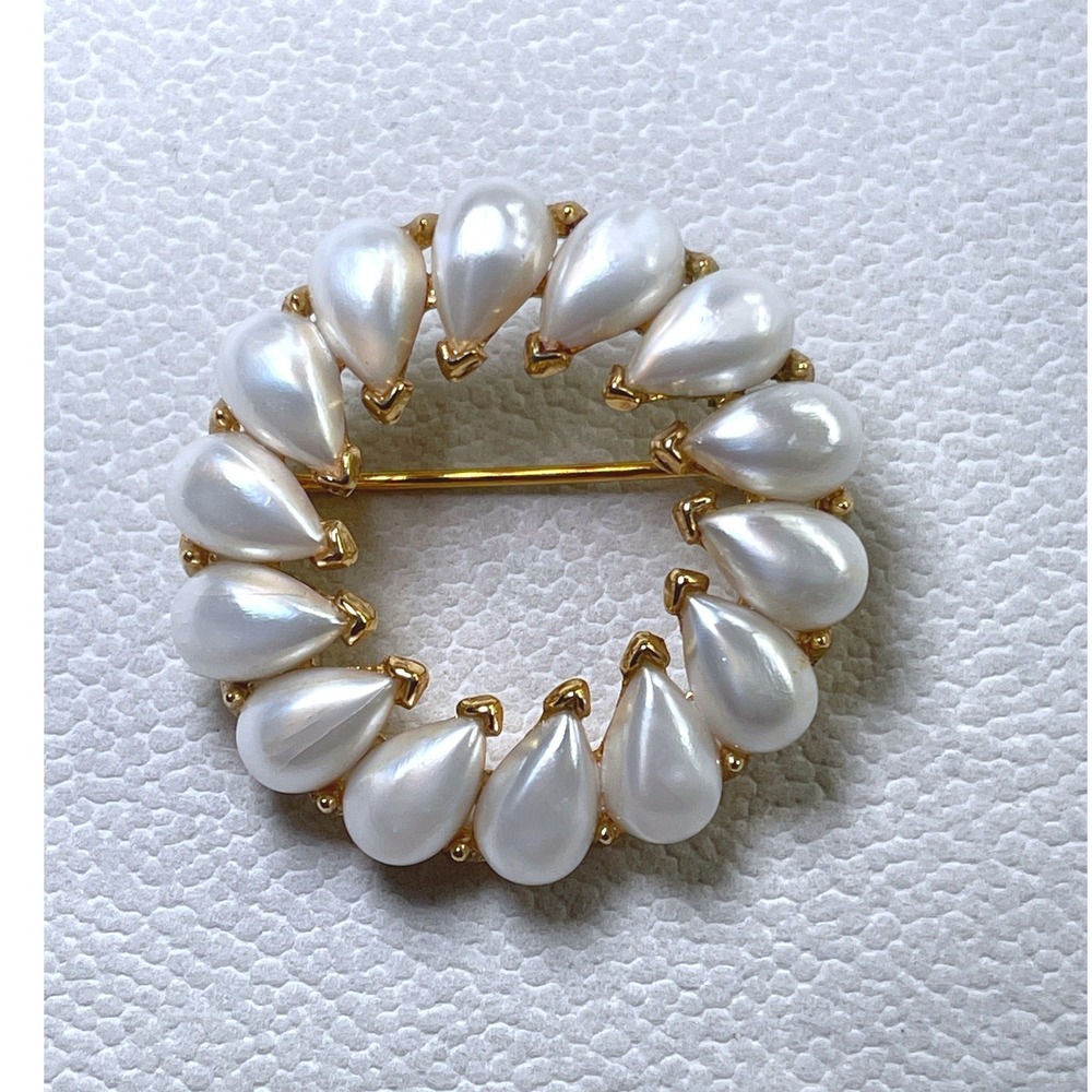 Vintage Crown Trifari Faux Pearl Teardrop Wreath Brooch Gold Tone 1.5"